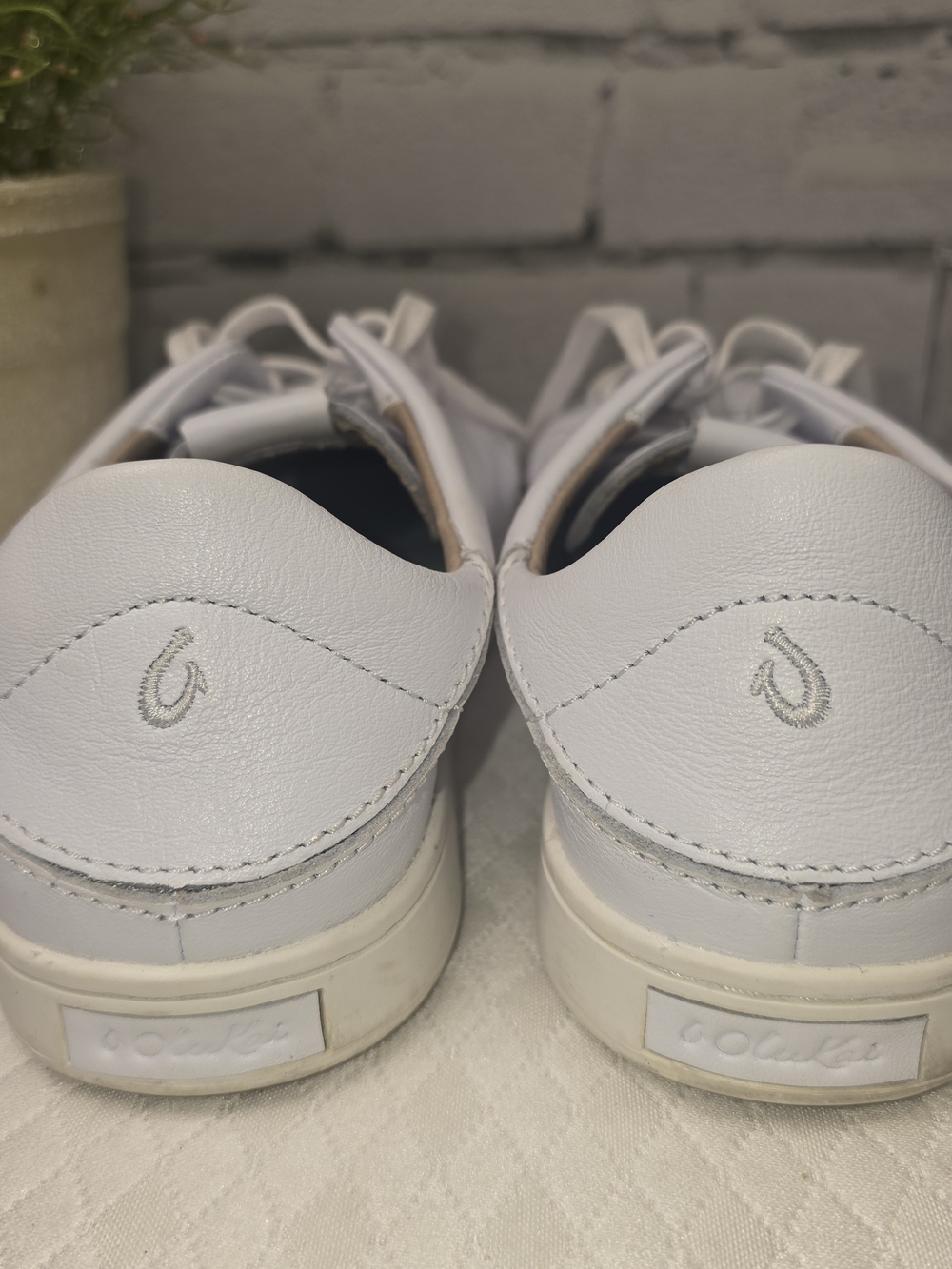 OLUKAI PEHUEA LI'LLI WOMESN SNEAKERS WHITE LEATHER CONVERTABLE HEEL SIZE 7 EUC - Picture 9 of 12